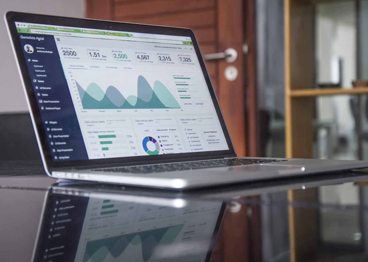 Laptop mit Auswertungs-Dashboard