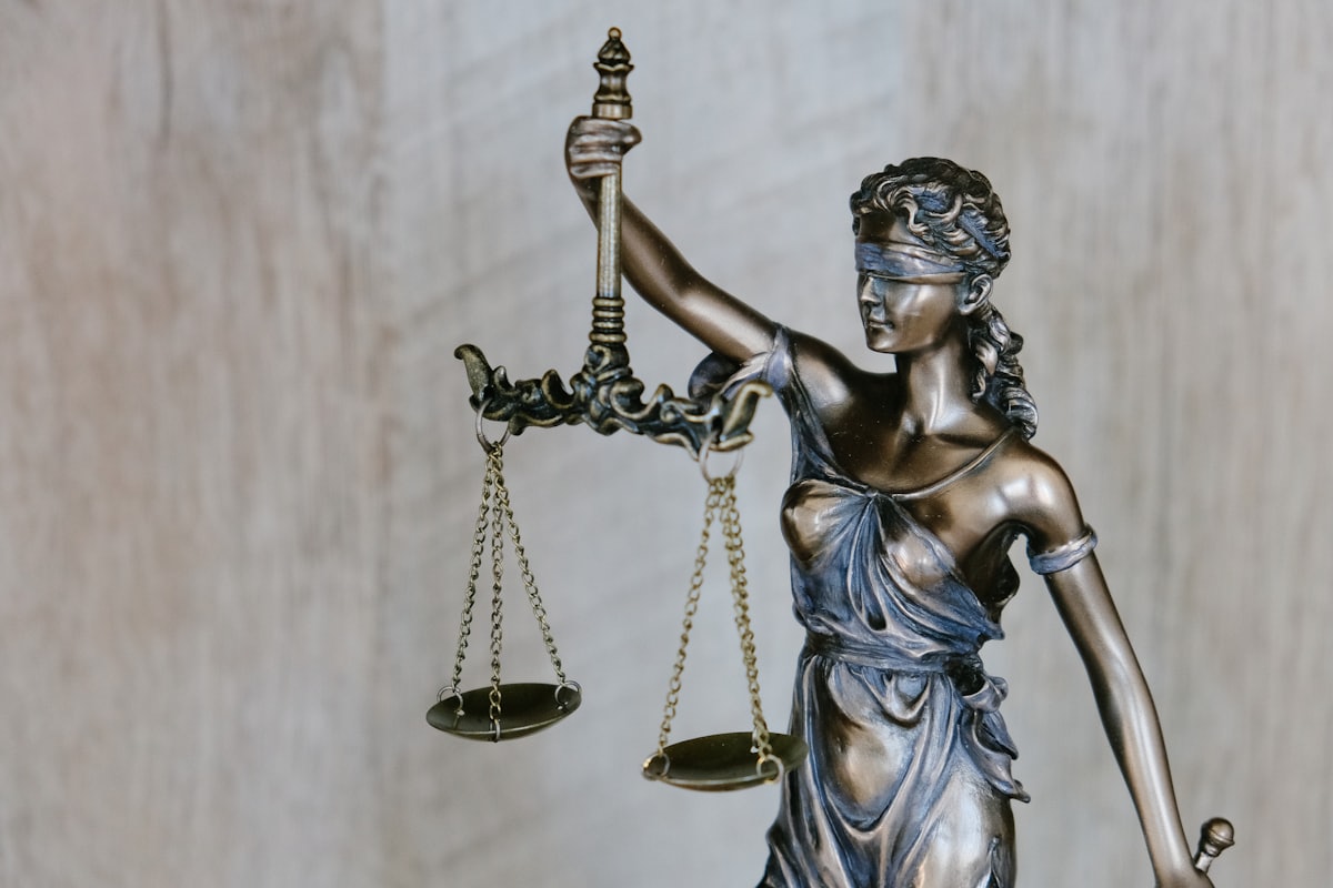 Justitia mit Waage