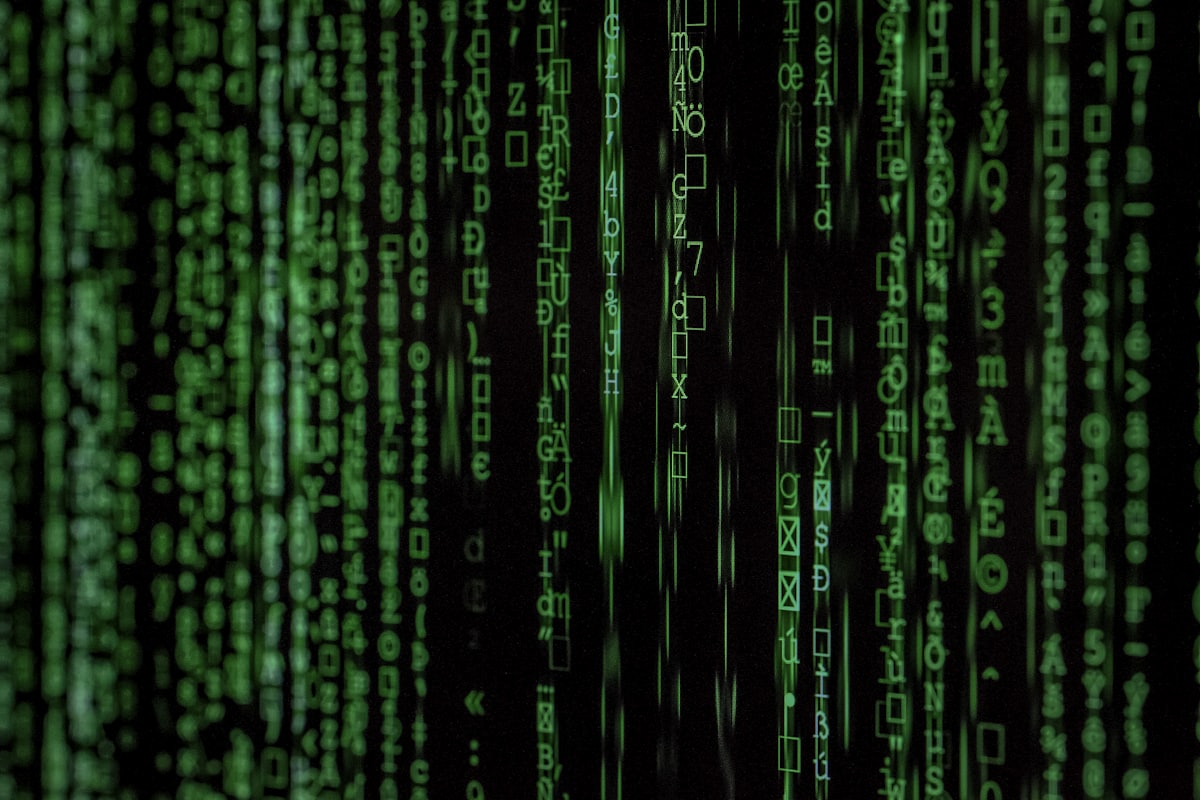 Grüner Programmcode auf dunklem Bildschirm