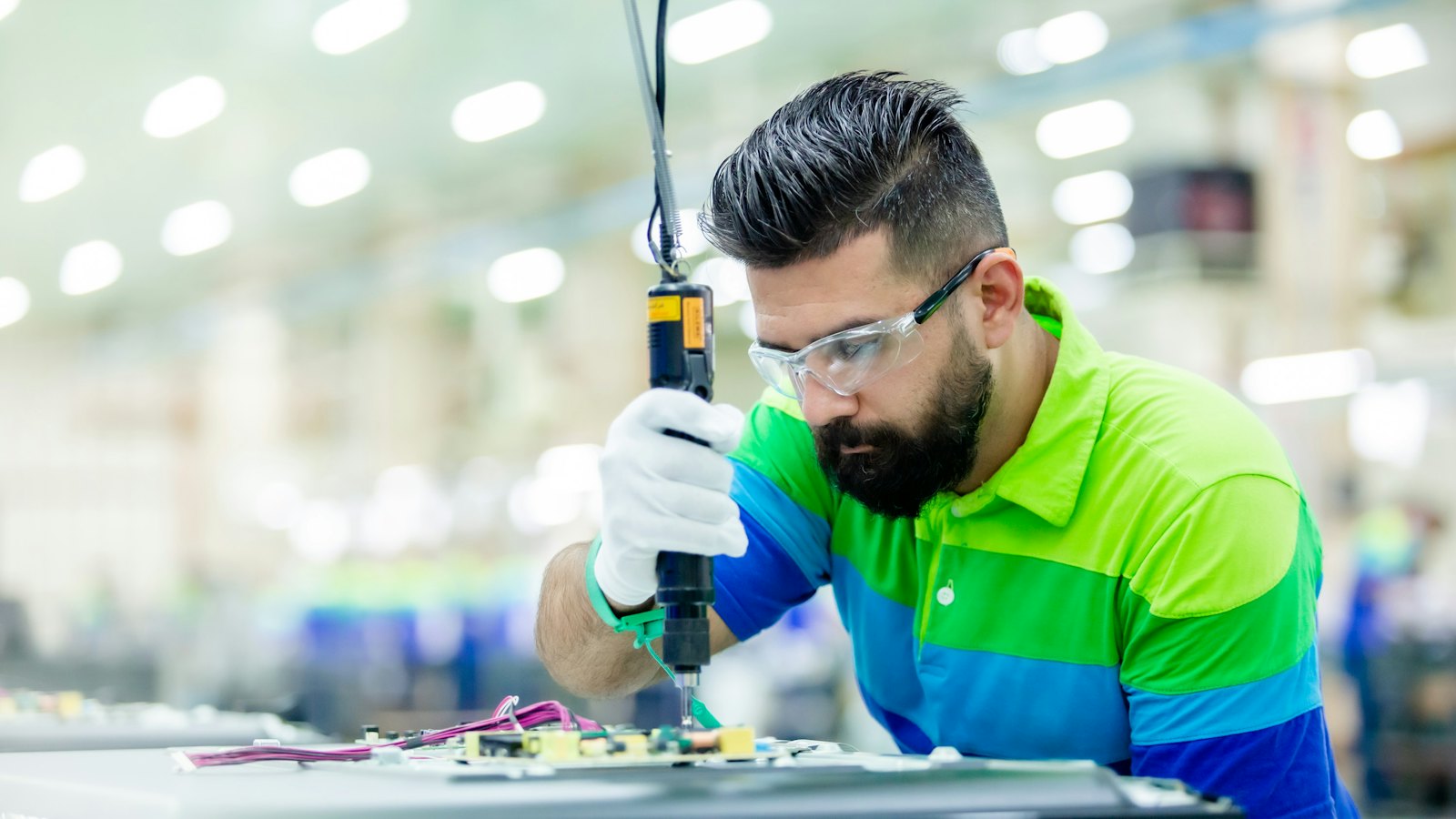 Ein Mitarbeiter in der Fertigung arbeitet an einem Bauteil
