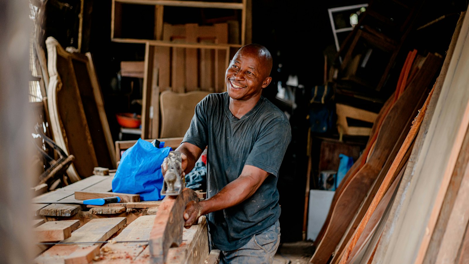 Ein Handwerker bei der Arbeit in seiner Werkstatt