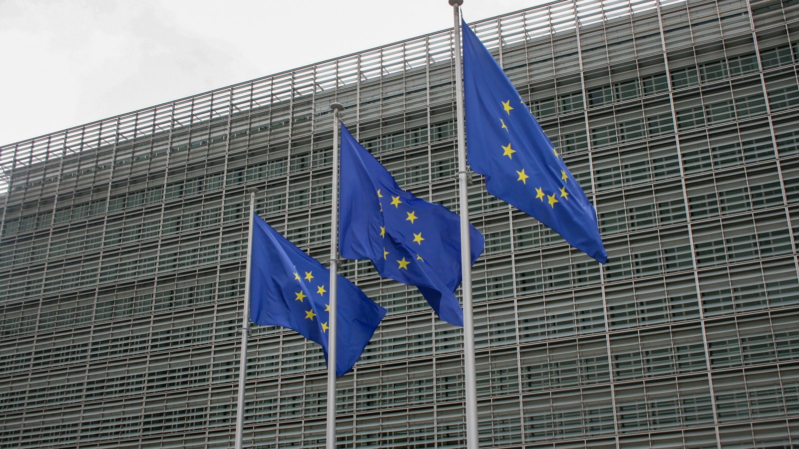 EU-Flaggen vor dem Gebäude der Europäischen Kommission